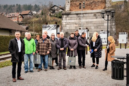 Župan, prostovoljci in predstavniki zavoda Zlata mreža in AVP